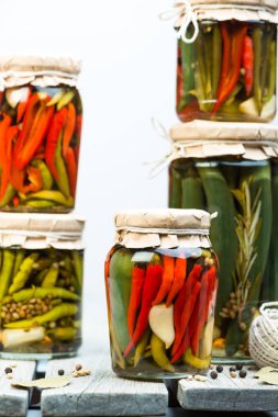 kavanozlarda salamura chilies