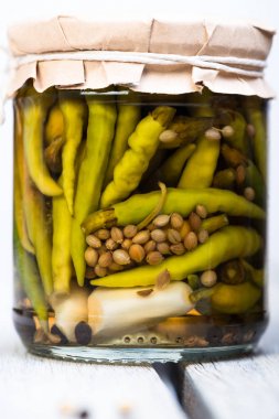 kavanozlarda salamura chilies