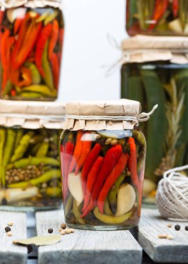 kavanozlarda salamura chilies