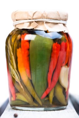 kavanozlarda salamura chilies