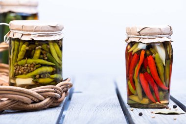 kavanozlarda salamura chilies