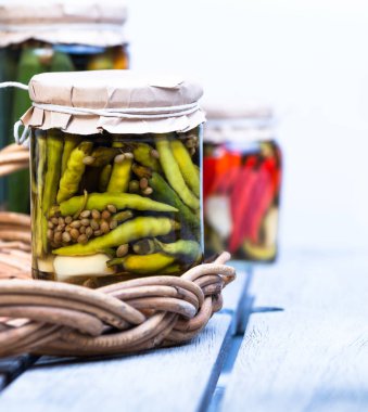 kavanozlarda salamura chilies