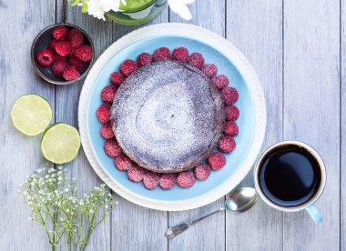 Çikolatalı kek ahududu