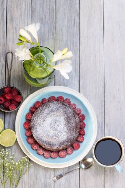 Çikolatalı kek ahududu