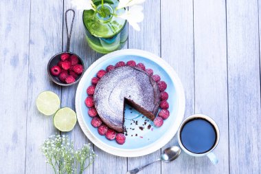 Çikolatalı kek ahududu