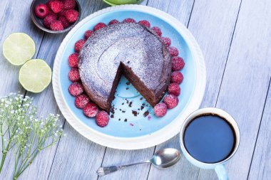 Çikolatalı kek ahududu