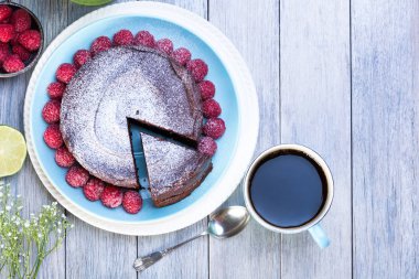 Çikolatalı kek ahududu