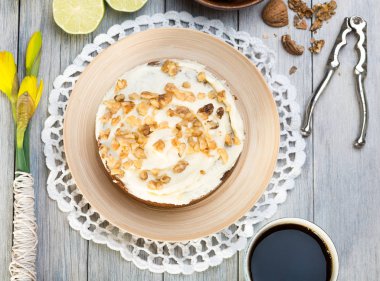 ahşap masada ceviz pastası