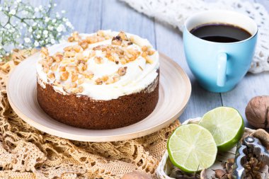 ahşap masada ceviz pastası