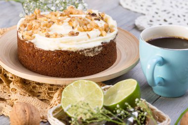 ahşap masada ceviz pastası