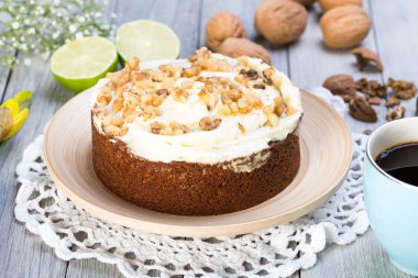 ahşap masada ceviz pastası