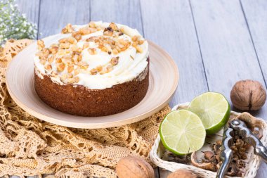 ahşap masada ceviz pastası