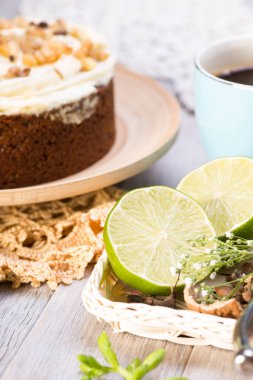 ahşap masada ceviz pastası