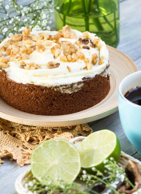 ahşap masada ceviz pastası