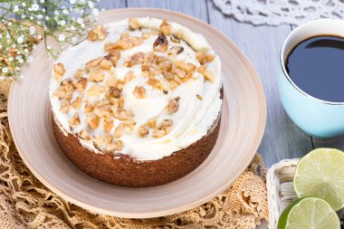 ahşap masada ceviz pastası