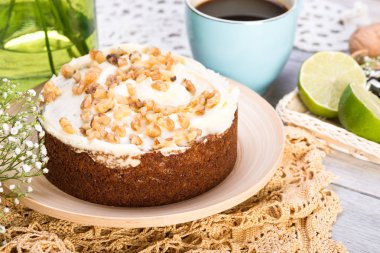 ahşap masada ceviz pastası