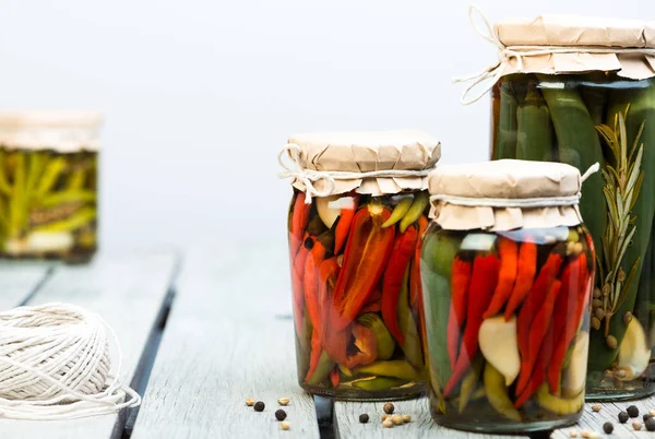 kavanozlarda salamura chilies