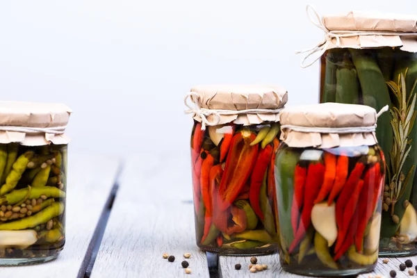 kavanozlarda salamura chilies