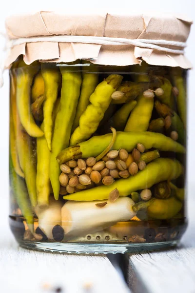 kavanozlarda salamura chilies