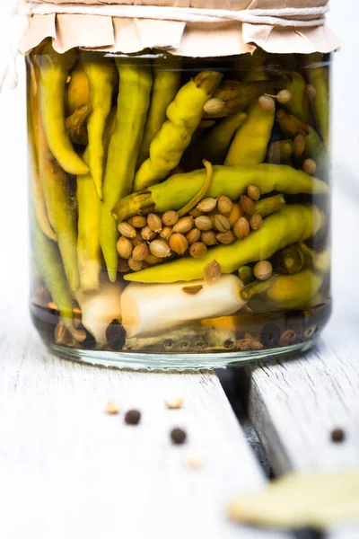 kavanozlarda salamura chilies