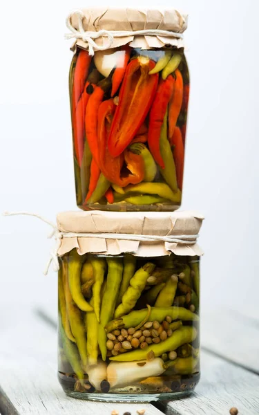 kavanozlarda salamura chilies