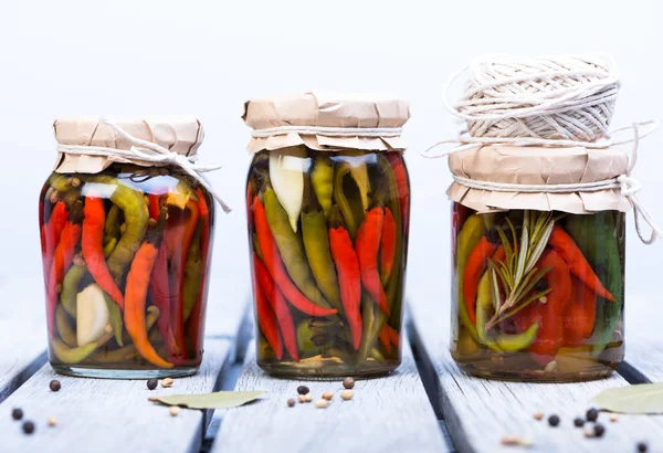 kavanozlarda salamura chilies