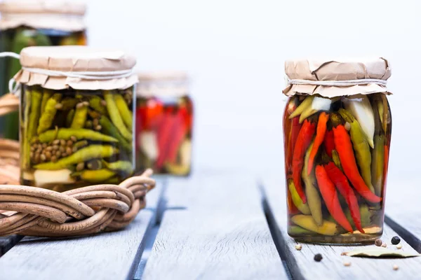 kavanozlarda salamura chilies