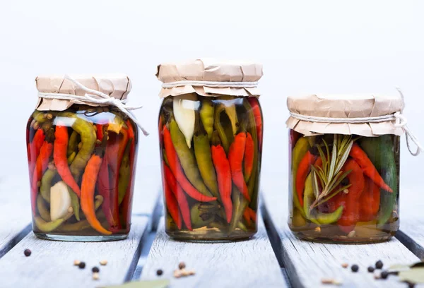 kavanozlarda salamura chilies