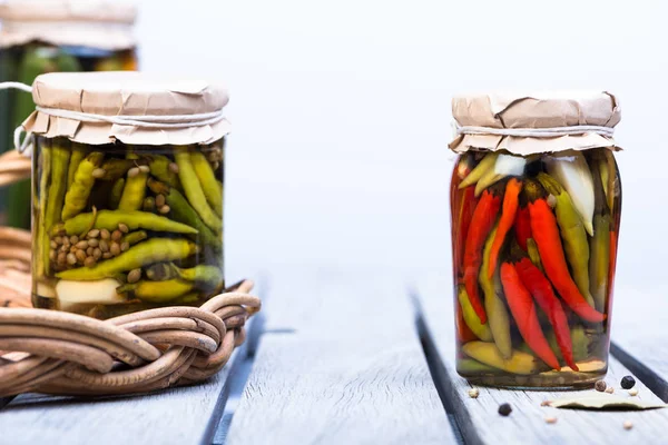 kavanozlarda salamura chilies