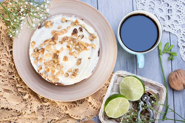 ahşap masada ceviz pastası