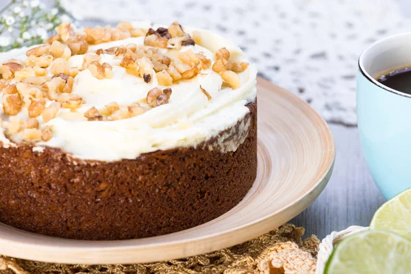 ahşap masada ceviz pastası