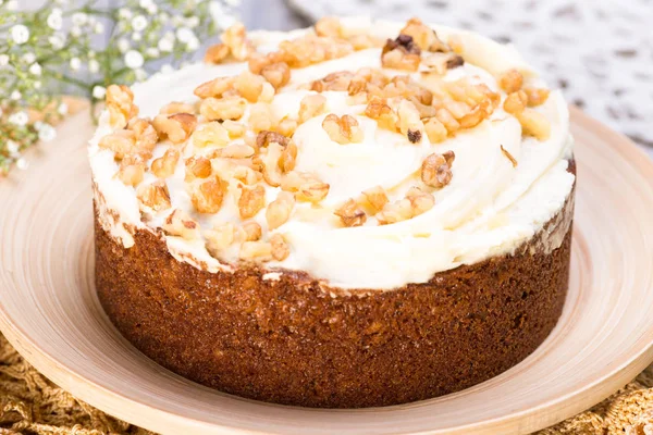 ahşap masada ceviz pastası