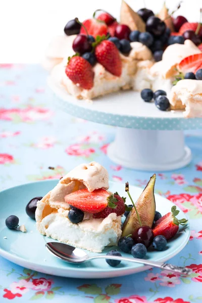 Taze meyveli Pavlova keki 