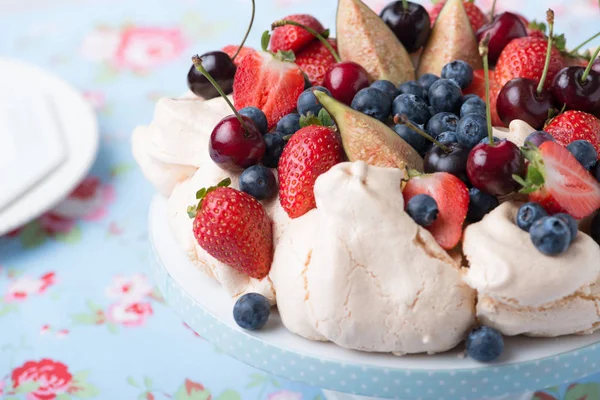 Pavlova Taart Met Vers Fruit — Stockfoto