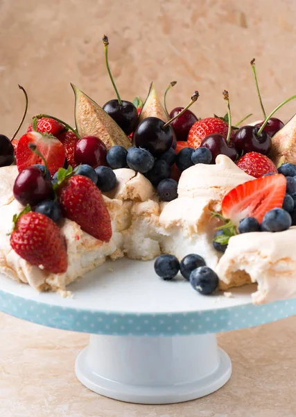 Taze meyveli Pavlova keki 