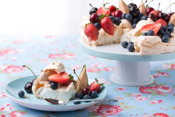 Taze meyveli Pavlova keki 