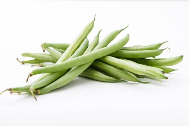 Beyaz üzerine yeşil fasulye