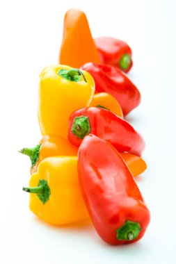 beyaz üzerinde mini biber