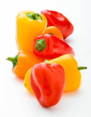 beyaz üzerinde mini biber