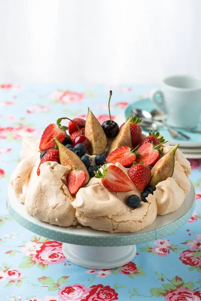 Taze meyveli Pavlova keki 