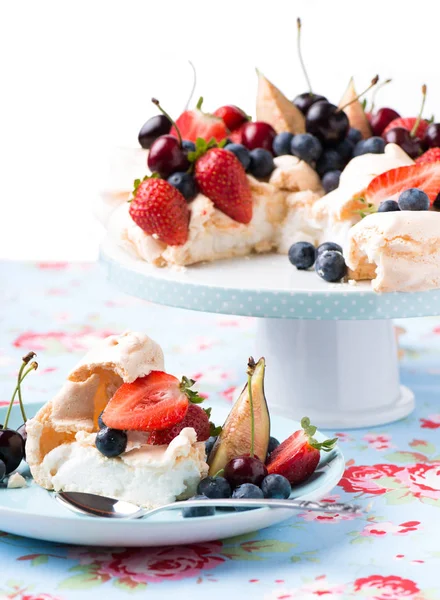 Taze meyveli Pavlova keki 