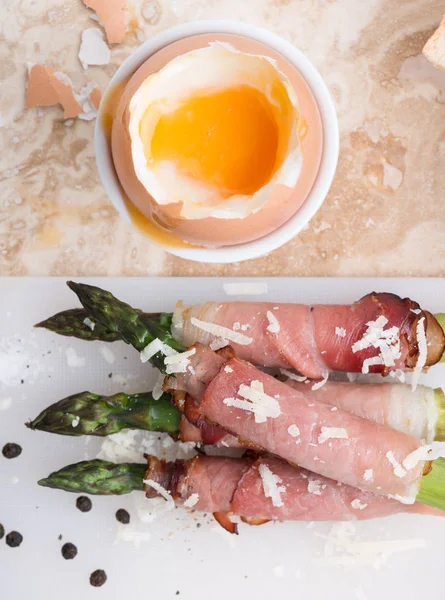 Kahvaltıda Parma jambon sarılmış yumuşak haşlanmış yumurta ve kuşkonmamış 