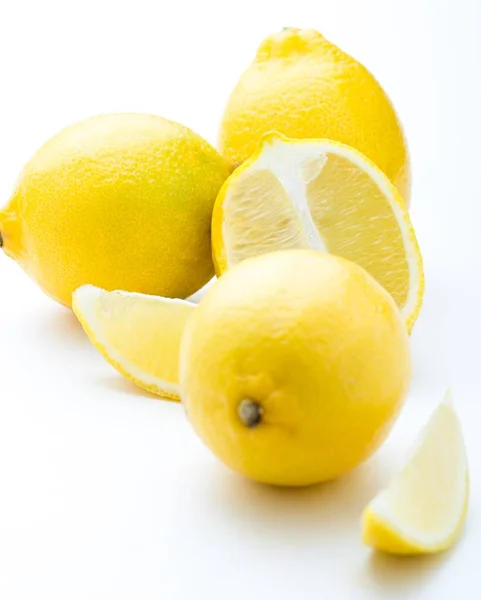 Limones Frescos Sobre Blanco —  Fotos de Stock