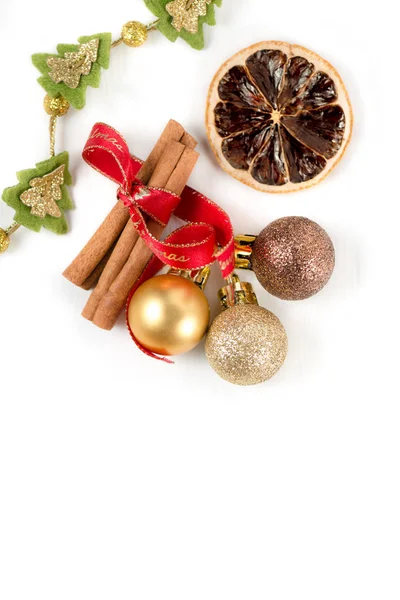 Beyaz arkaplanda noel süslemeleri