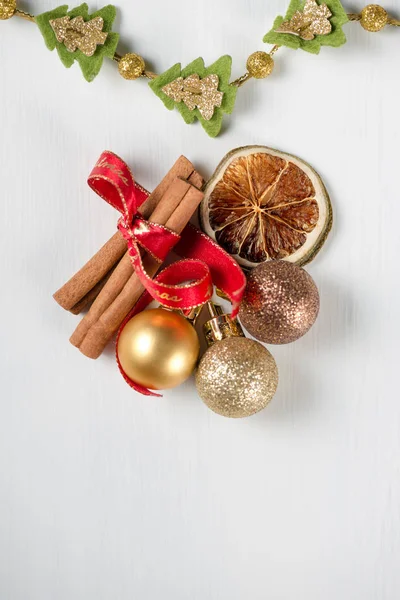 Beyaz arkaplanda noel süslemeleri