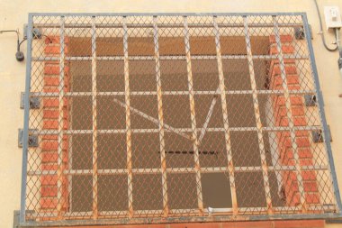 demir kafes evin penceresinde