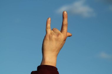 iki başparmak yukarıya, bir el