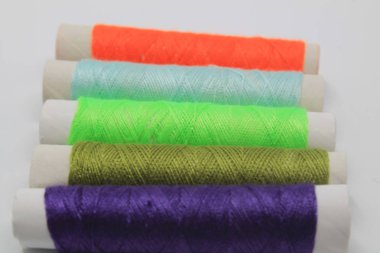 beyaz zemin üzerine bobinler