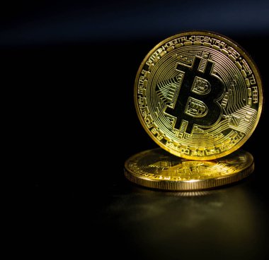 Siyah arka planda Altın Bitcoin, para