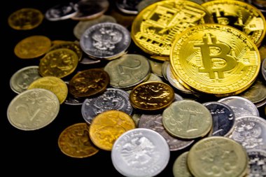 Siyah arka planda Altın Bitcoin, para